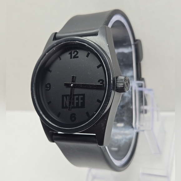 Mens Neff Daily Analog Quartz Watch All Black Silicon Band New Battery - Picture 2 of 10